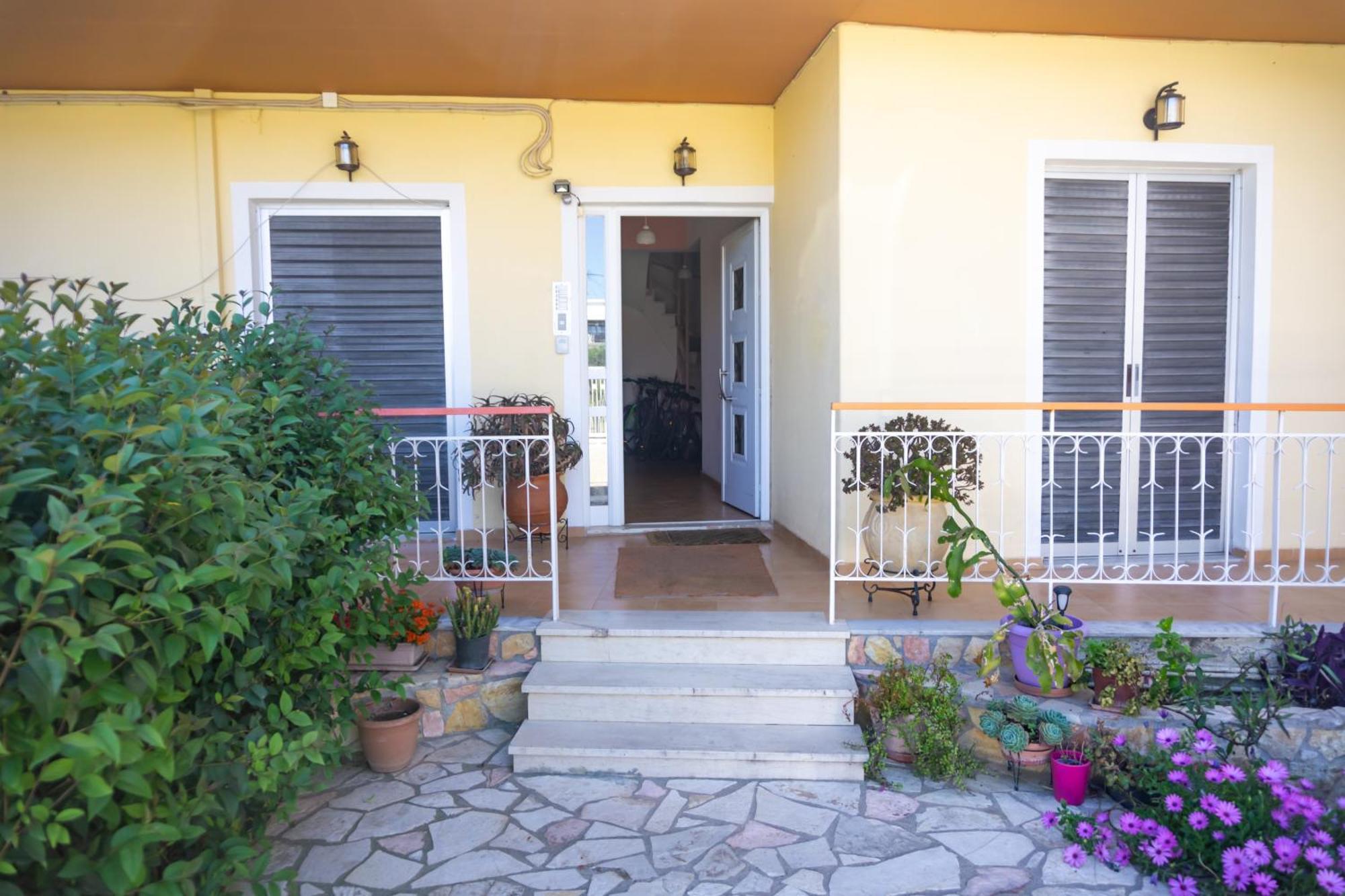 Mema'S Tranquil Studio In Patra - Free Parking Buitenkant foto